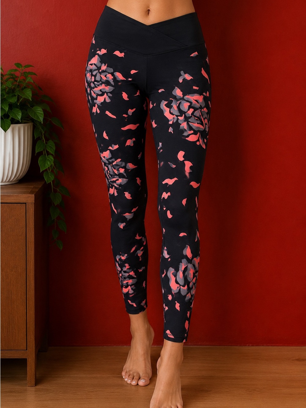 Under Armour Women’s Medium Black & Coral Floral Training Leggings